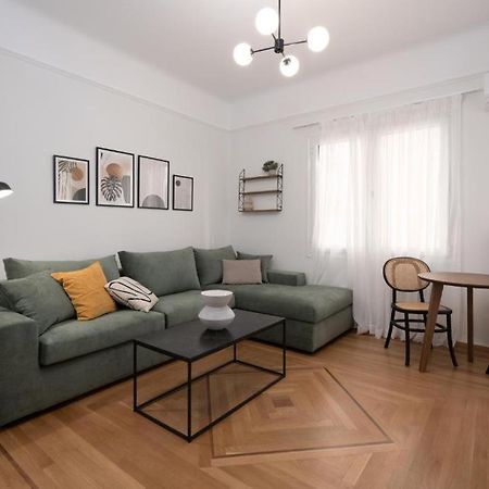 Vibrant Urban Getaway: Modern 1-Bedroom Near Bars, Parks, And Metro أثينا المظهر الخارجي الصورة