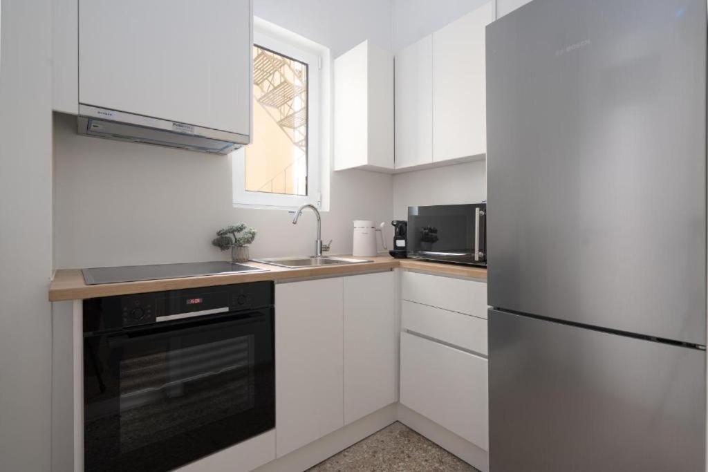 Vibrant Urban Getaway: Modern 1-Bedroom Near Bars, Parks, And Metro أثينا المظهر الخارجي الصورة