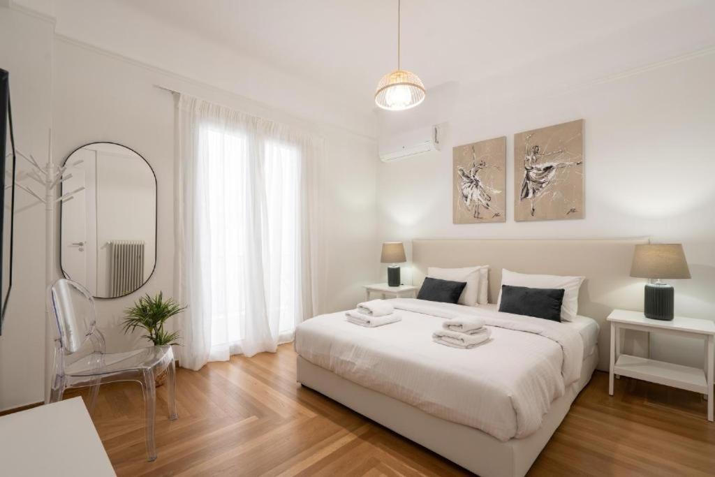 Vibrant Urban Getaway: Modern 1-Bedroom Near Bars, Parks, And Metro أثينا المظهر الخارجي الصورة