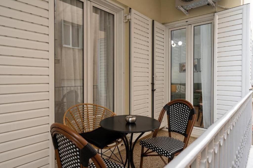 Vibrant Urban Getaway: Modern 1-Bedroom Near Bars, Parks, And Metro أثينا المظهر الخارجي الصورة