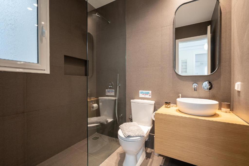 Vibrant Urban Getaway: Modern 1-Bedroom Near Bars, Parks, And Metro أثينا المظهر الخارجي الصورة